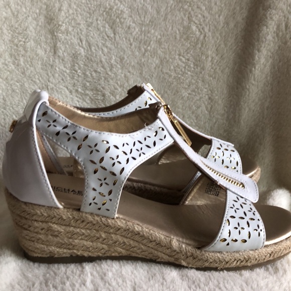 NWOB Michael Kors sandals - Picture 2 of 7